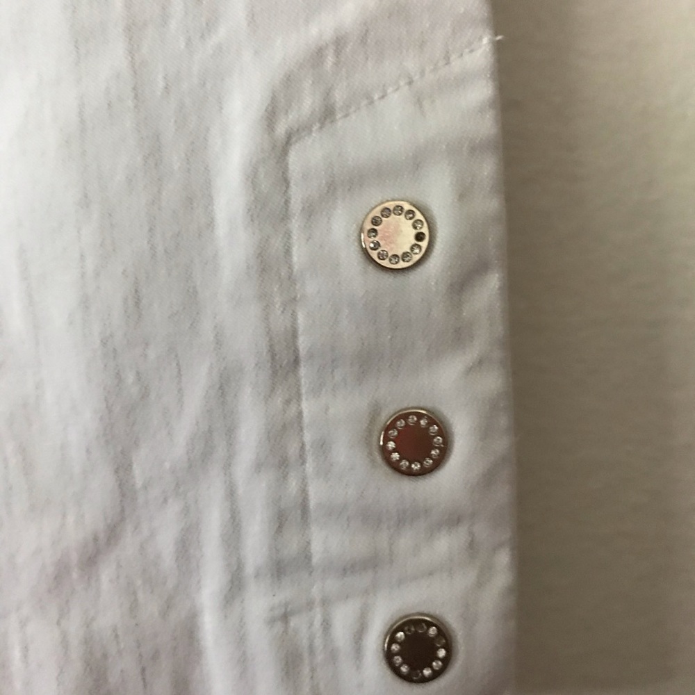 JM Collection White Capris 🩳 - Picture 3 of 8